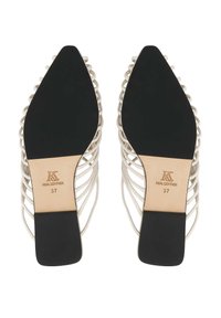 Ζευγάρι ασημένια φλατ σανδάλια με λουράκια, μυτερά δάχτυλα και μαύρες σόλες, μέγεθος 37, με ένδειξη αληθινό δέρμα στη σόλα.