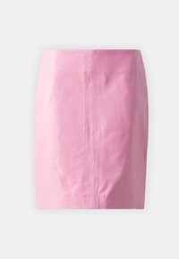Falda mini de cuero rosa con una textura suave, diseño simple y detalle de costura frontal. Presenta un corte recto y sin hardware visible.