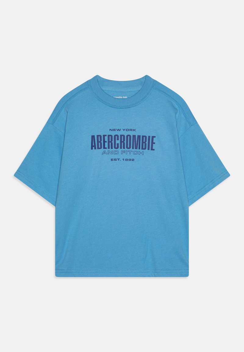 Lyseblå bomulds-T-shirt med afslappet pasform, der har mørkeblå tekst: "NEW YORK ABERCROMBIE AND FITCH EST. 1892" på forsiden.