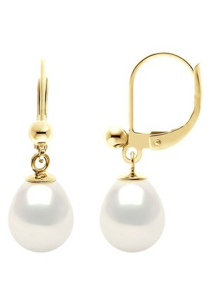 Boucles d'oreilles à fermoir en or avec des perles en forme de goutte d'eau blanches, à la surface lisse et brillante et à la finition polie.
