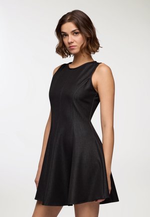 Abito nero con corpino aderente e gonna a campana. Tessuto liscio e lucido con linee eleganti e senza motivi visibili. Design senza maniche.