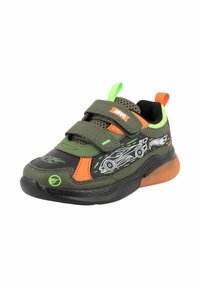 Scarpa sportiva verde e nera con accenti arancioni, pannelli in rete e cinturini in velcro. Presenta un design grafico di auto e una suola testurizzata.