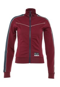 Bordeauxfarbene Zip-Jacke mit hohem Kragen, kontrastierenden marineblauen Streifen an den Ärmeln, weißen Paspeln und einem kleinen Logopatch an der Taille. Weicher Stofftextur.