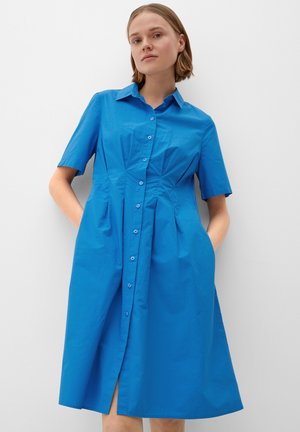 MIT KELLERFALTEN - Robe chemise - royalblau