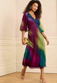 Love & Roses REGULAR FIT - PRINTED V-NECK PUFF SLEEVE MIDI  - Dienas kleita - multi ombre