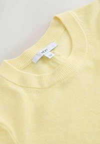 Unselected, light yellow