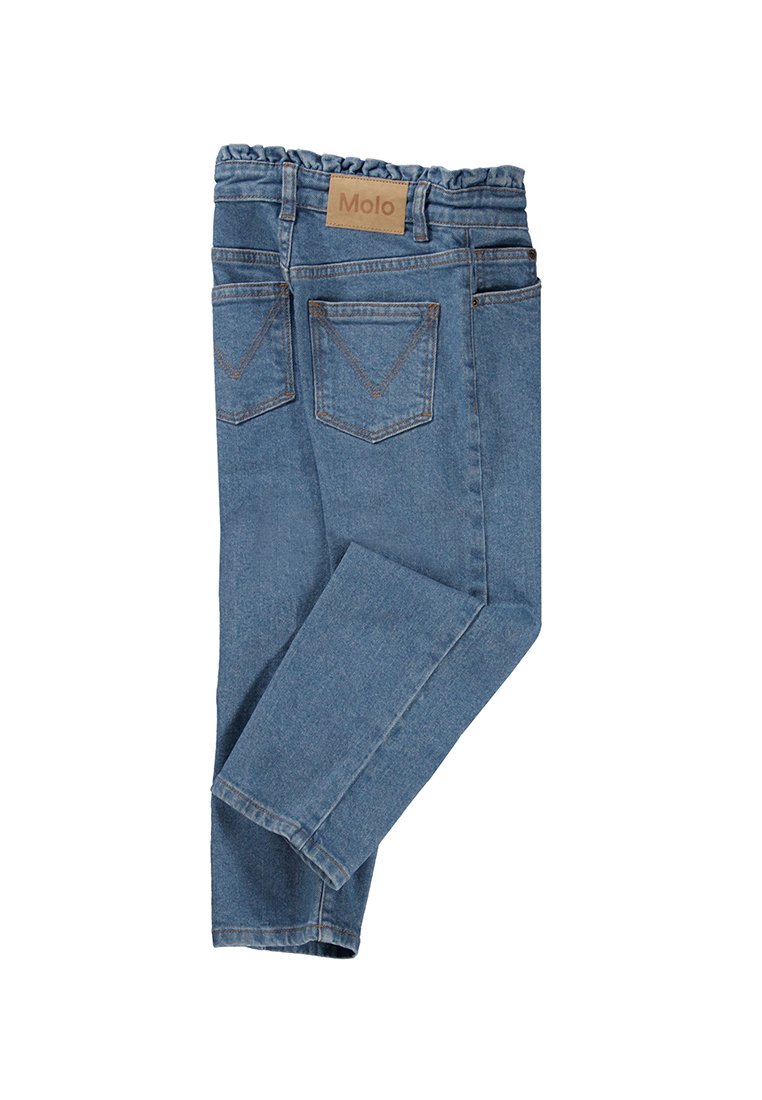 Jeans in denim di un blu chiaro con vita arricciata, due tasche posteriori con motivo a V e dettagli di cucitura discreti.