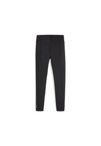 Fekete leggings sima textúrával, testhez simuló dizájnnal és két hátsó zsebbel. Diszkrét logó található a bokán, és egyszínű derékpántja van.