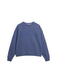 Sudadera de algodón azul con "BOSTON" impreso en letras grandes en el frente. Presenta un cuello redondo y mangas largas, ligeramente holgadas.