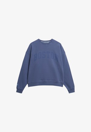 Niebieska bawełniana bluza z dużym nadrukiem "BOSTON" z przodu. Posiada okrągły dekolt oraz długie, lekko oversize'owe rękawy.