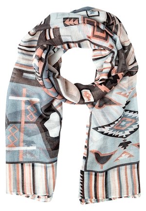 Lichtgewicht rechthoekige sjaal met geometrische en vogelmotieven in gedempte blauwe, perzik, zwarte en witte kleuren, losjes omgevouwen.