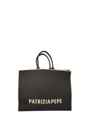 Borsa tote rettangolare nera con doppio manico e la scritta "PATRIZIA PEPE" in beige sul pannello frontale.