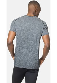 Grijze sportshirt met korte mouwen van textuurstof, contrasterende stiksels en een reguliere pasvorm. Gladde textuur, ronde halsontwerp, geen zichtbaar logo.