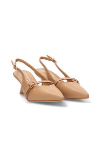 Tacones slingback de piel beige con punteras puntiagudas, que cuentan con una correa en el tobillo y un pequeño tacón de gatito. Textura suave y acentos de hardware mínimos.