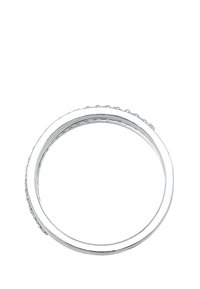 Zilveren ring met een gladde, gepolijste oppervlakte en een delicate, getextureerde rand. Het ontwerp is eenvoudig met een symmetrische vorm.