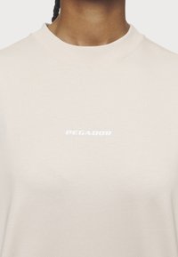 Pegador BRACY HEAVY OVERSIZED TEE - T-shirts - washed coast sand