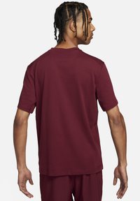 Nike Performance PRIMARY - Camiseta deportiva - dark team red dark team red