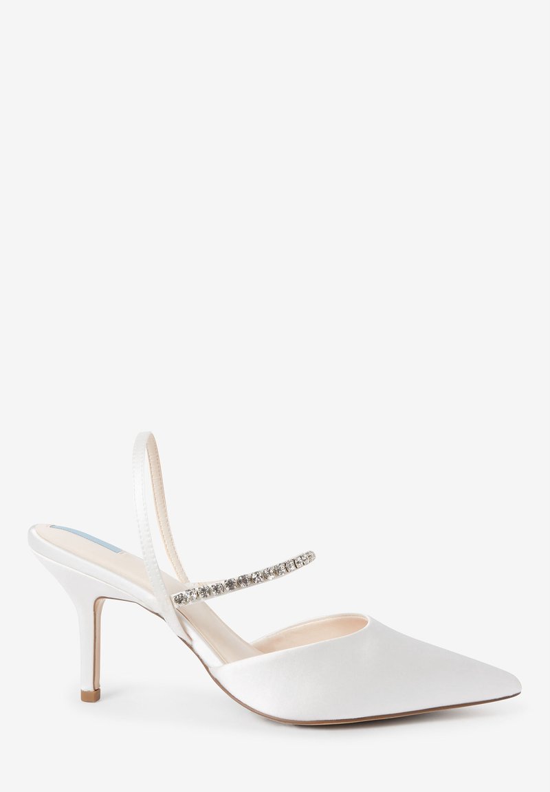 Escarpin en satin blanc à bride arrière avec un bout pointu, un talon de 7,5 cm, et une fine bride ornée de strass. Texture lisse et design élégant.
