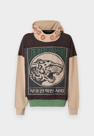 Gelaagde hoodie met beige, bruine en groene secties, dierenprint, hoge kraag met patroonrand en een relaxte pasvorm.