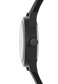 Svart analog klocka med rund klockkapsel, slät bezel och en enkel urtavla; har en sidoknapp och ett flexibelt svart armband.