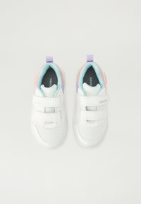 Adidași albi cu detalii din plasă, cu benzi Velcro și accente pastel în roz, violet și verde mentă. Design ușor, cu vârful rotunjit.
