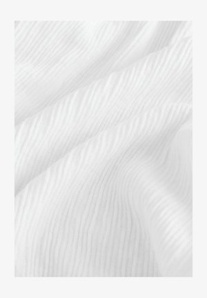 Balts teksturēts audums ar viļņveida rakstiem, izgatavots no viegla materiāla, kas attēlo maigumu un smalku spīdumu.