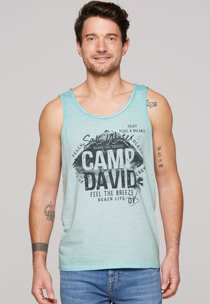 Hellblau gestreiftes Tanktop mit einem gedruckten Grafikdesign, das "CAMP DAVID", Palmen und strandbezogene Texte zeigt. Das Material scheint weich zu sein.
