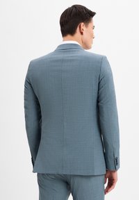 Lichtblauw suitjasje, textuurstof, slim fit, notch-lapels, enkele split, sluiting met drie knopen, met gedetailleerde knoopaccenten op de mouwen.