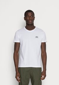 Alpha Industries - SMALL LOGO - T-paita - white Pienoiskuva 1