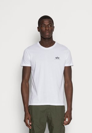 Witte katoenen t-shirt met een ronde halslijn en korte mouwen. Bevat een klein zwart logo op de linkerkant van de borst. Zachte textuur.
