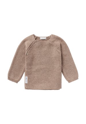Brauner, gestrickter Babysweater mit langen Ärmeln, drei schräg angeordneten Knöpfen in der Nähe des Kragens und einem kleinen Stoffetikett an der Seite.
