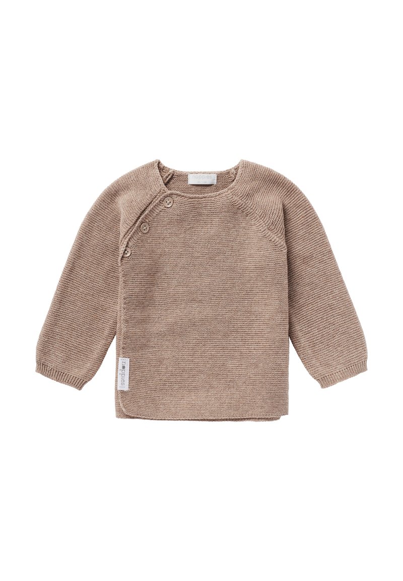 Brauner, gestrickter Babysweater mit langen Ärmeln, drei schräg angeordneten Knöpfen in der Nähe des Kragens und einem kleinen Stoffetikett an der Seite.