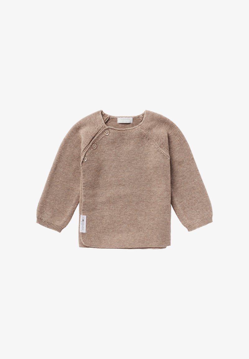 Brauner, gestrickter Babysweater mit langen Ärmeln, drei schräg angeordneten Knöpfen in der Nähe des Kragens und einem kleinen Stoffetikett an der Seite.