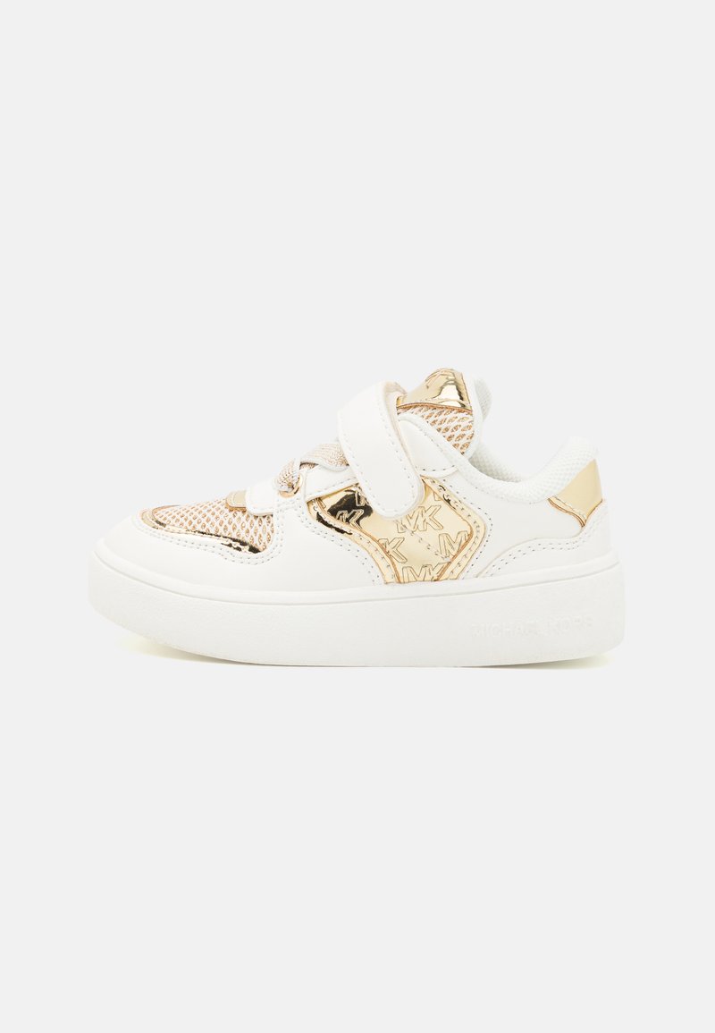 Baskets blanches avec un accent en maille dorée. Dispose d'un col rembourré, d'une sangle Velcro et du logo Michael Kors sur le côté et le talon.