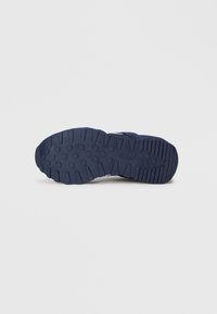 Marineblauer Sneaker mit runder und linearer Profilierung, zeigt das "Reebok"-Label vor einem schlichten weißen Hintergrund.