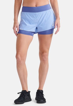 Pantalones cortos deportivos azul claro con una cinturilla azul oscuro, que cuentan con una tela texturizada y transpirable y un diseño en capas. Zapatillas de correr negras completan el look.