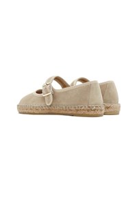 Espadrilles de ante beige con punta redonda, correa para el tobillo y hebilla, que presentan una suela de yute trenzado y un acabado de textura suave.