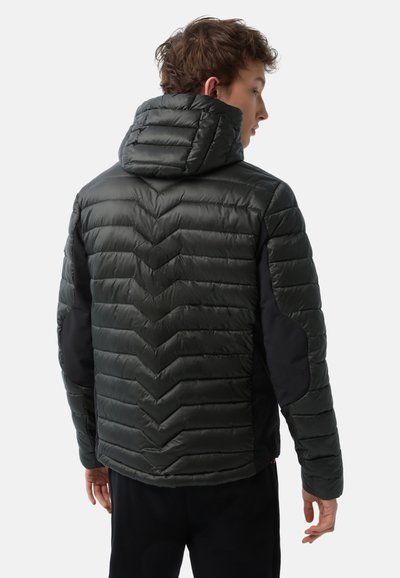 Dunkelgrüne Pufferjacke mit einem V-förmigen Steppmuster, abnehmbarem Kapuze, schwarzen Seitenpaneelen und glatter, glänzender Textur.