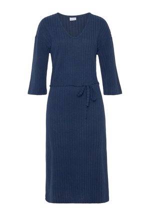 Dunkelblaues, geripptes Strickkleid mit V-Ausschnitt, drei Viertel Ärmeln und einem Bindegürtel, das eine figurbetonte Silhouette und einen strukturierten Stoff bietet.