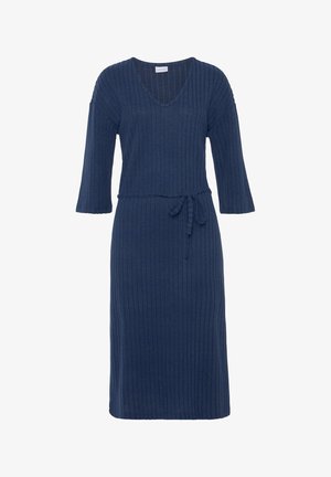 Dunkelblaues, geripptes Strickkleid mit V-Ausschnitt, drei Viertel Ärmeln und einem Bindegürtel, das eine figurbetonte Silhouette und einen strukturierten Stoff bietet.