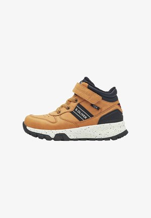 Tan høj-top sneakers med sorte accenter, velcro-strop, tekstureret overflade, spraglet hvid sål og mærkelogo. Holdbart syntetisk materiale.