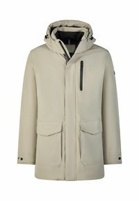 Beige waterdichte jas met capuchon, ritssluiting aan de voorkant, twee grote klepzakken en een borstzak met rits. Gladde textuur en modern ontwerp.