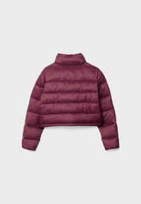 Afklippet pufferjakke i mørkeblå, med kviltede sektioner, høj krave og lange ærmer. Glat, let tekstur.