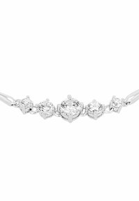 Pulsera de plata que presenta cinco piedras preciosas transparentes, redondas y engastadas en garras, graduadas en tamaño de pequeña a grande, con eslabones de metal pulido.