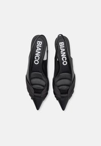 Tacchi slingback neri con punta affusolata, design in satin arricciato, soletta imbottita e logo "BIANCO" in rilievo sulla soletta.