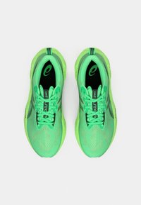 Scarpe da atletica verdi con tomaia in rete, motivo testurizzato, lacci e suola ammortizzata. Presentano un logo sulla linguetta e accenti a contrasto.