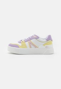 Białe sneakersy z pastelowymi akcentami w odcieniach fioletu, żółci i różu. Posiadają połączenie zamszu i skóry, teksturowaną podeszwę oraz przeszycia.