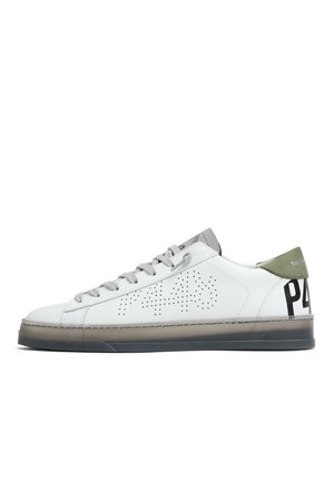 Weißer Low-Top Sneaker mit grauen Schnürsenkeln, perforiertem "P448" Logo an der Seite, olivgrünem Fersenlaschen und dunkler durchsichtiger Sohle.
