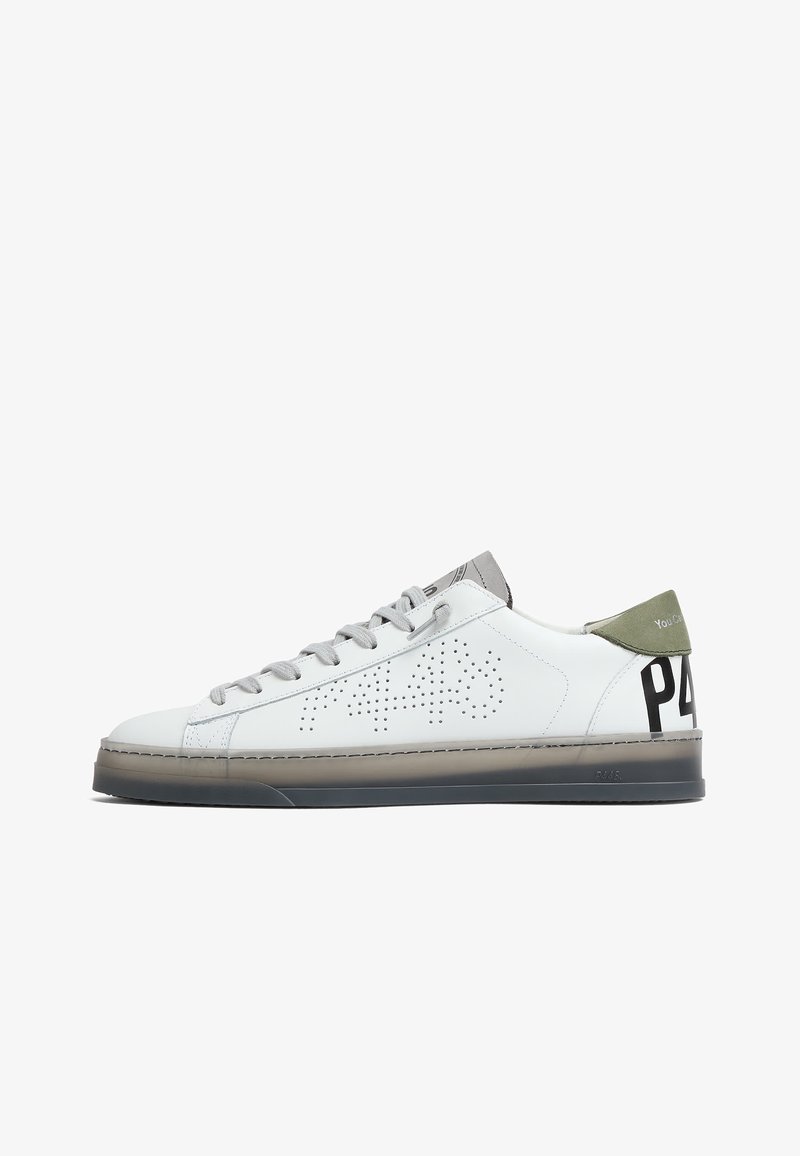 Baskets basses blanches avec lacets gris, logo "P448" perforé sur le côté, languette de talon vert olive et semelle translucide foncée.