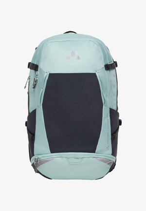 Rucksack mit einem obereren Abschnitt in Mintgrün und einem strukturierten unteren Abschnitt in Dunkelgrau, mit Reißverschlüssen und einem reflektierenden Akzent in der Nähe des Bodens.